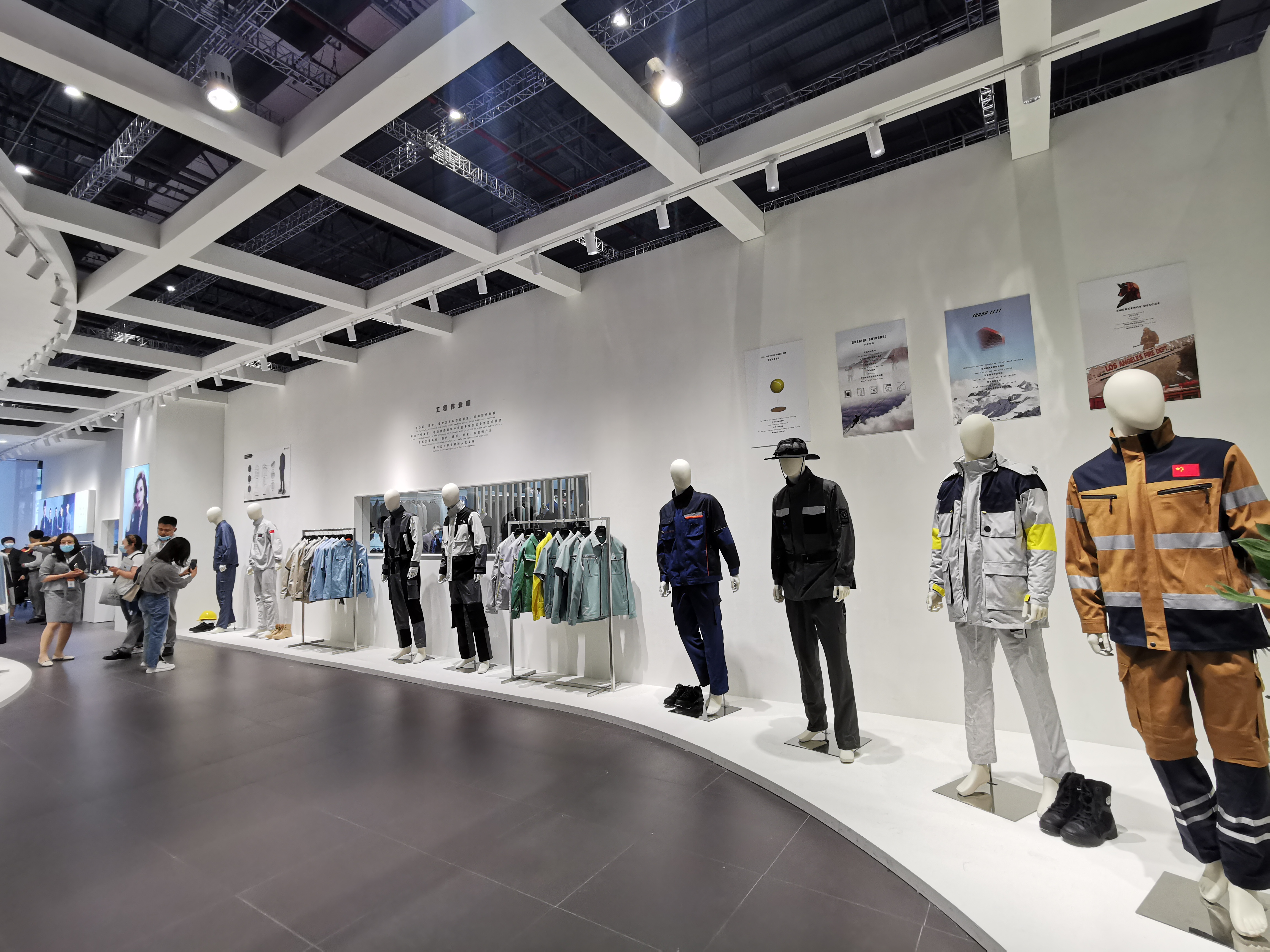 天馬服飾火星版職業(yè)裝亮相上海團(tuán)服展，T臺C位秀最美職場穿搭