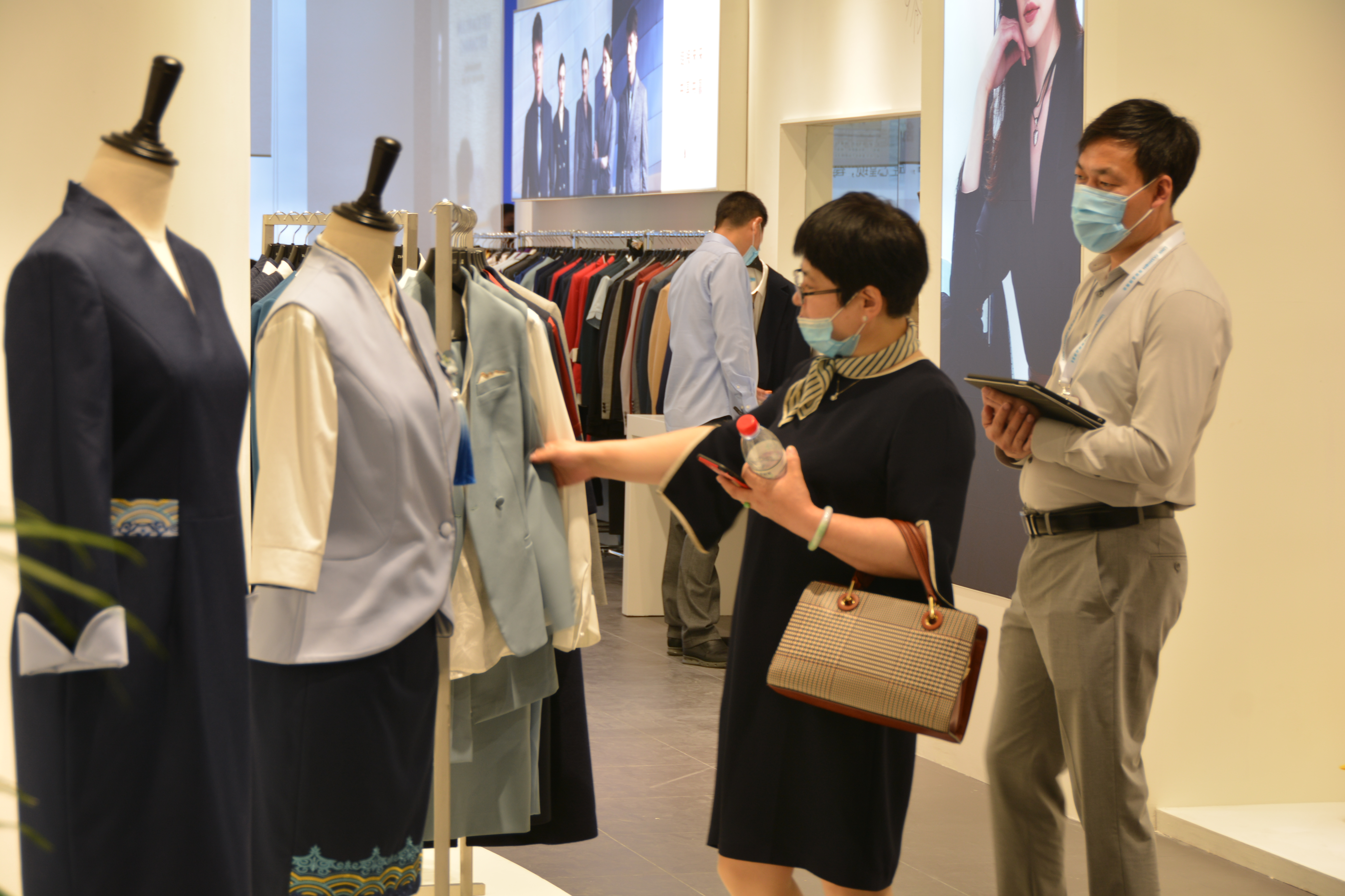 上海團(tuán)服展第二日，天馬服裝集團(tuán)和設(shè)計師齊獲行業(yè)認(rèn)證獎項(xiàng)